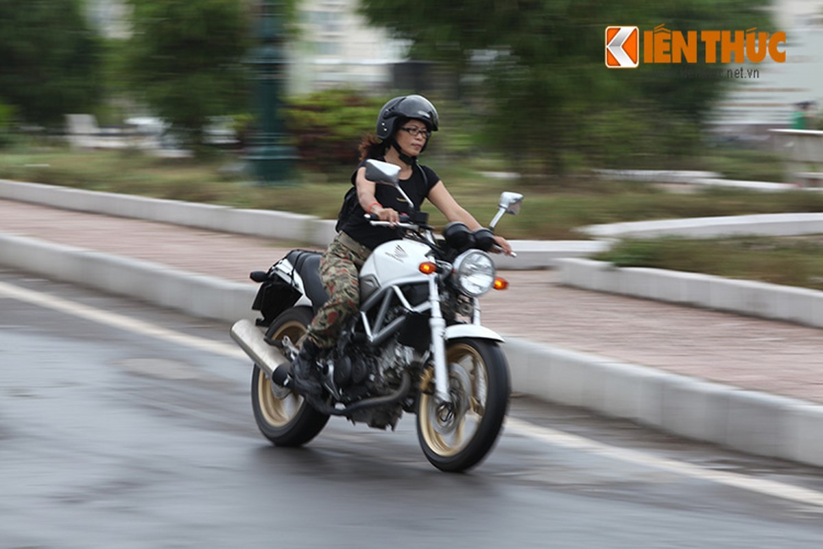 Nu biker Viet chay moto PKL di khap noi tren The gioi-Hinh-2